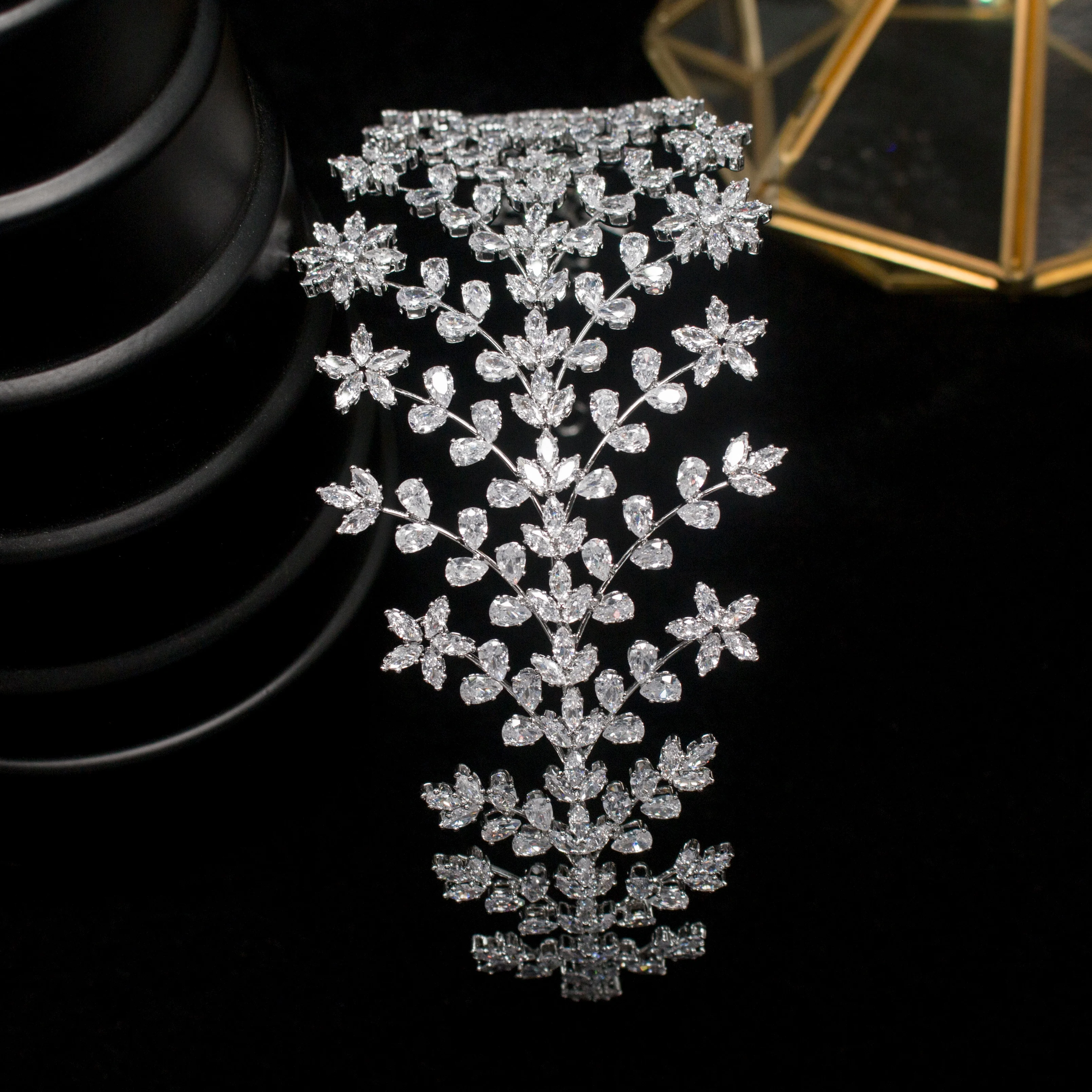 GS0019 New Design Stylish Elegant Full Zircon Zirconia Flower Leaves Women Headband Tiara Crown Wedding Bridal, Sliver
GS0019 New Design Stylish Elegant Full Zircon Zirconia Flower Leaves Women Headband Tiara Crown Wedding Bridal, Sliver