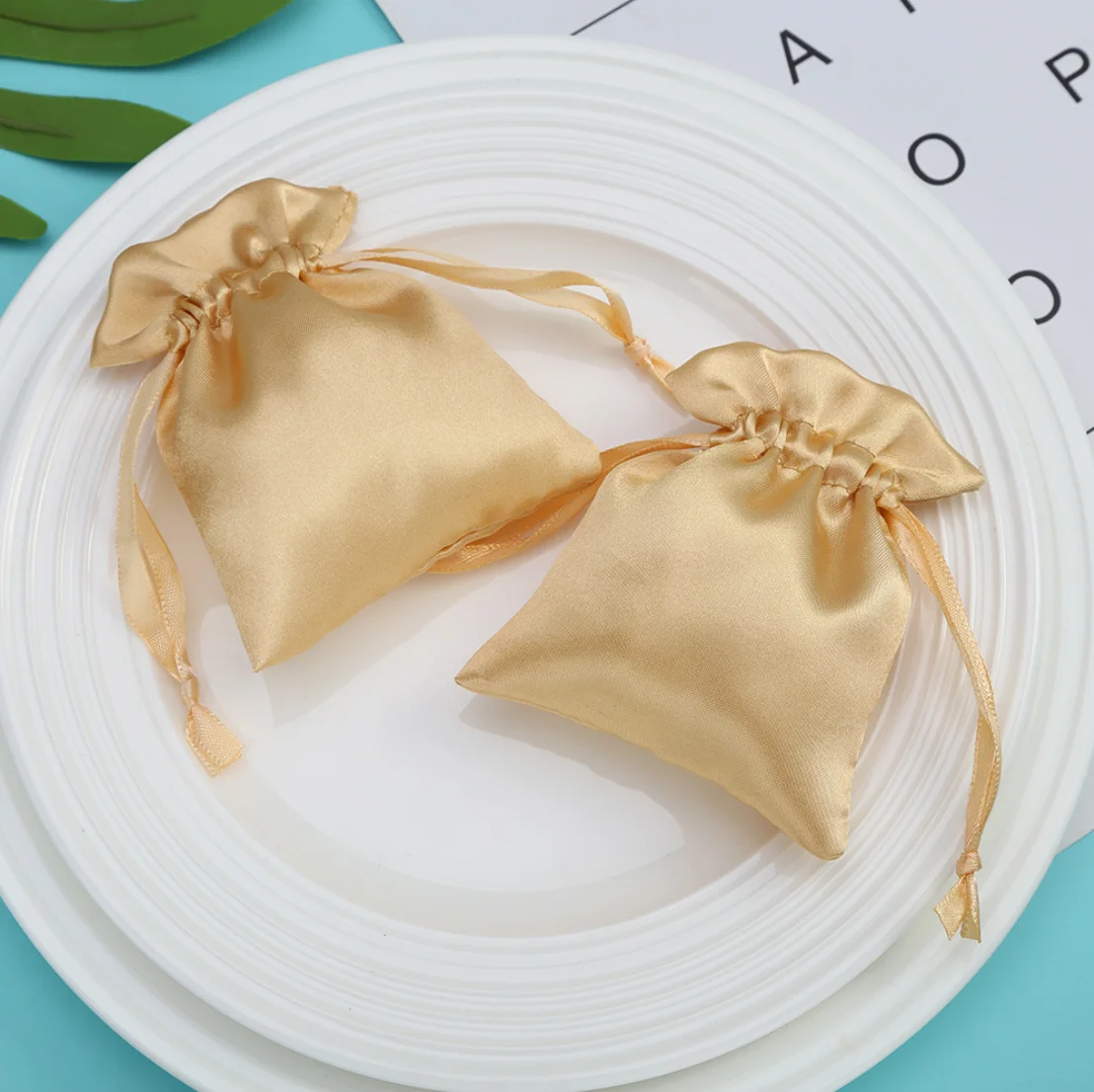 2022 customize logo jewellery bags jewelry pouch satin satin jewelry pouch, As follow 
2022 customize logo jewellery bags jewelry pouch satin satin jewelry pouch, As follow