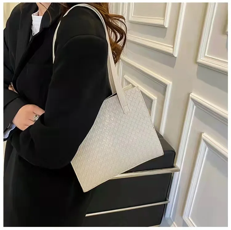 Lady handbags 2022 autumn and winter latest fashion design cotton shoulder bag large women luxury handbags
Lady handbags 2022 autumn and winter latest fashion design cotton shoulder bag large women luxury handbags