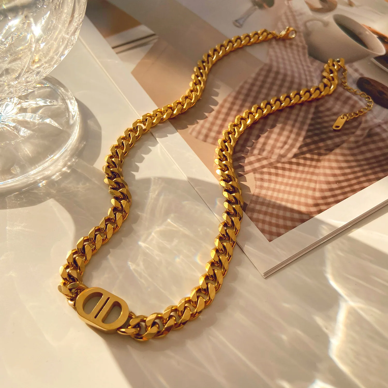 2022 Trendy Charm Personalized Chunky Choker Chain Letter Gold Plated Jewelry Real Gold CD Necklace Stainless Steel
2022 Trendy Charm Personalized Chunky Choker Chain Letter Gold Plated Jewelry Real Gold CD Necklace Stainless Steel