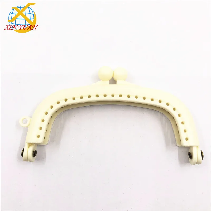 8.9*4.3cm Popular Colorful Purse Frame Plastic Resin Clutch Frames, White 
8.9*4.3cm Popular Colorful Purse Frame Plastic Resin Clutch Frames, White