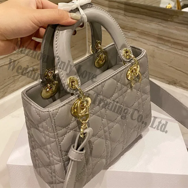 wholesale 2020 new wild crossbody bag Embroidery line handbag European and American fashion mirror handbags
wholesale 2020 new wild crossbody bag Embroidery line handbag European and American fashion mirror handbags