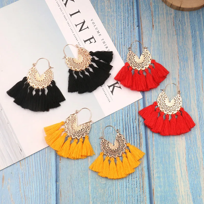European and American fashion new tassel geometric woven pattern U-shaped alloy pendant earrings
European and American fashion new tassel geometric woven pattern U-shaped alloy pendant earrings
