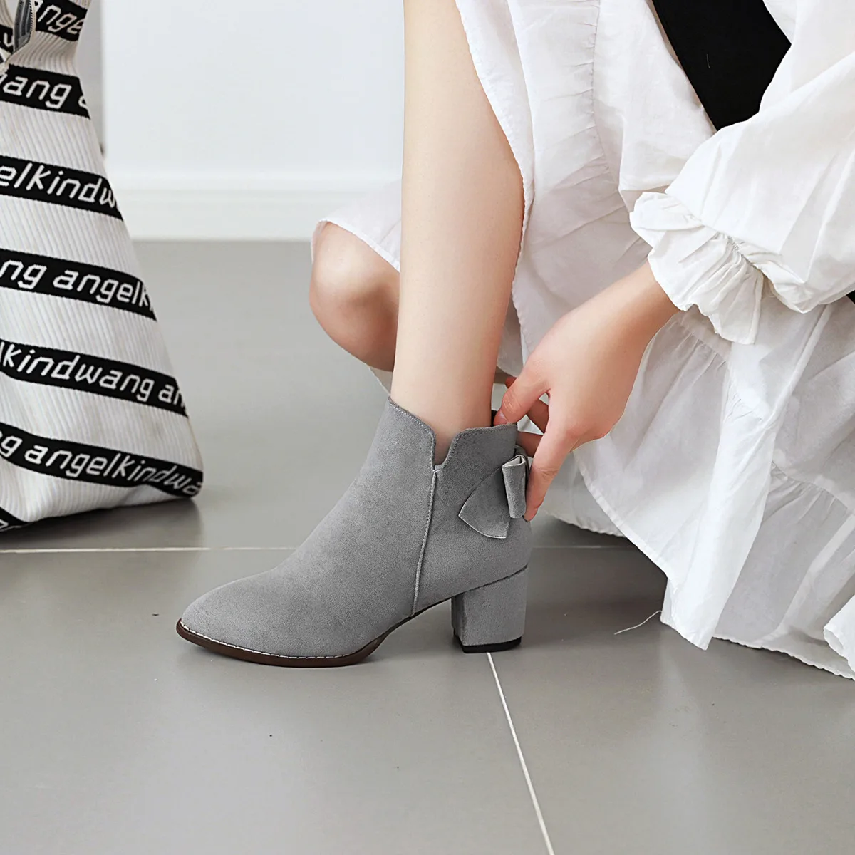 2021 New Winter Grey Color Splicing Chunky Heel Bows Suede Winter Booties, Grey/brown/apricot/black
2021 New Winter Grey Color Splicing Chunky Heel Bows Suede Winter Booties, Grey/brown/apricot/black