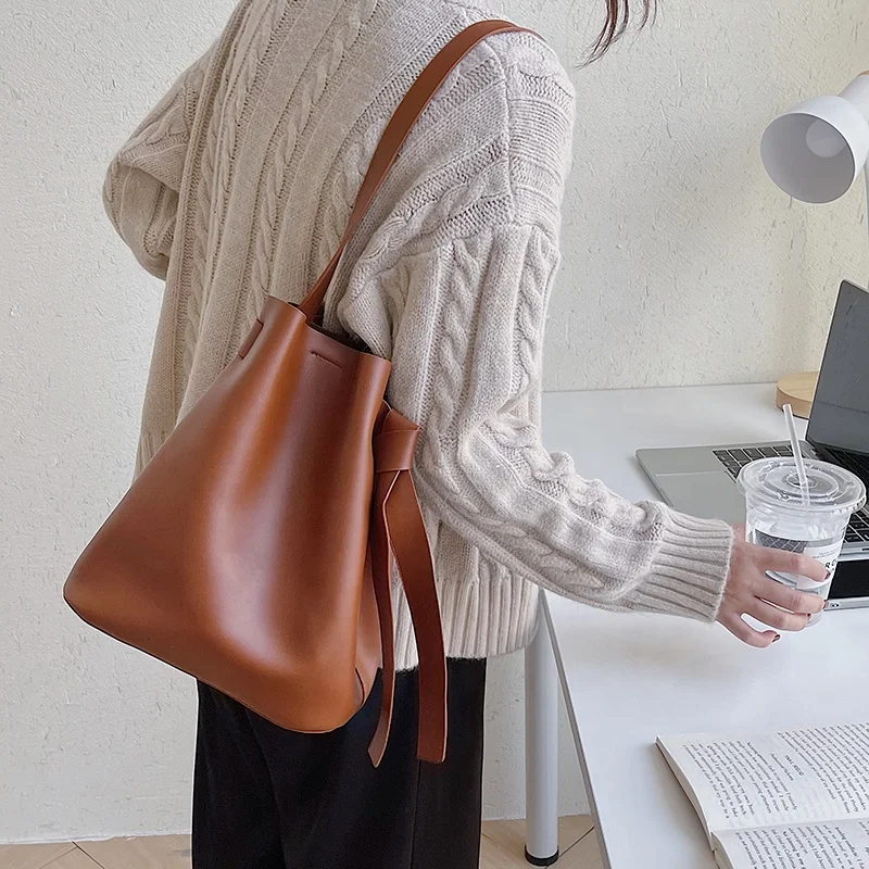Popular new Pu women's bag fashion trend shoulder bag belt decoration large capacity bucket bag
Popular new Pu women's bag fashion trend shoulder bag belt decoration large capacity bucket bag