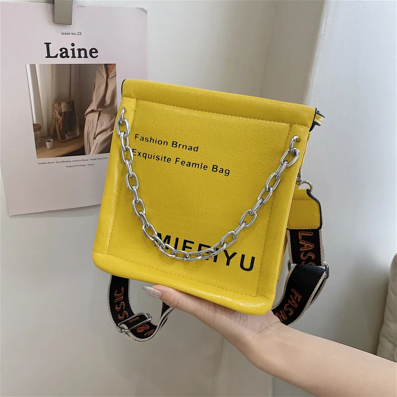 Fashion simple letter chain handbag 2021 new trendy texture single shoulder bag messenger women's bag double shoulder belt
Fashion simple letter chain handbag 2021 new trendy texture single shoulder bag messenger women's bag double shoulder belt