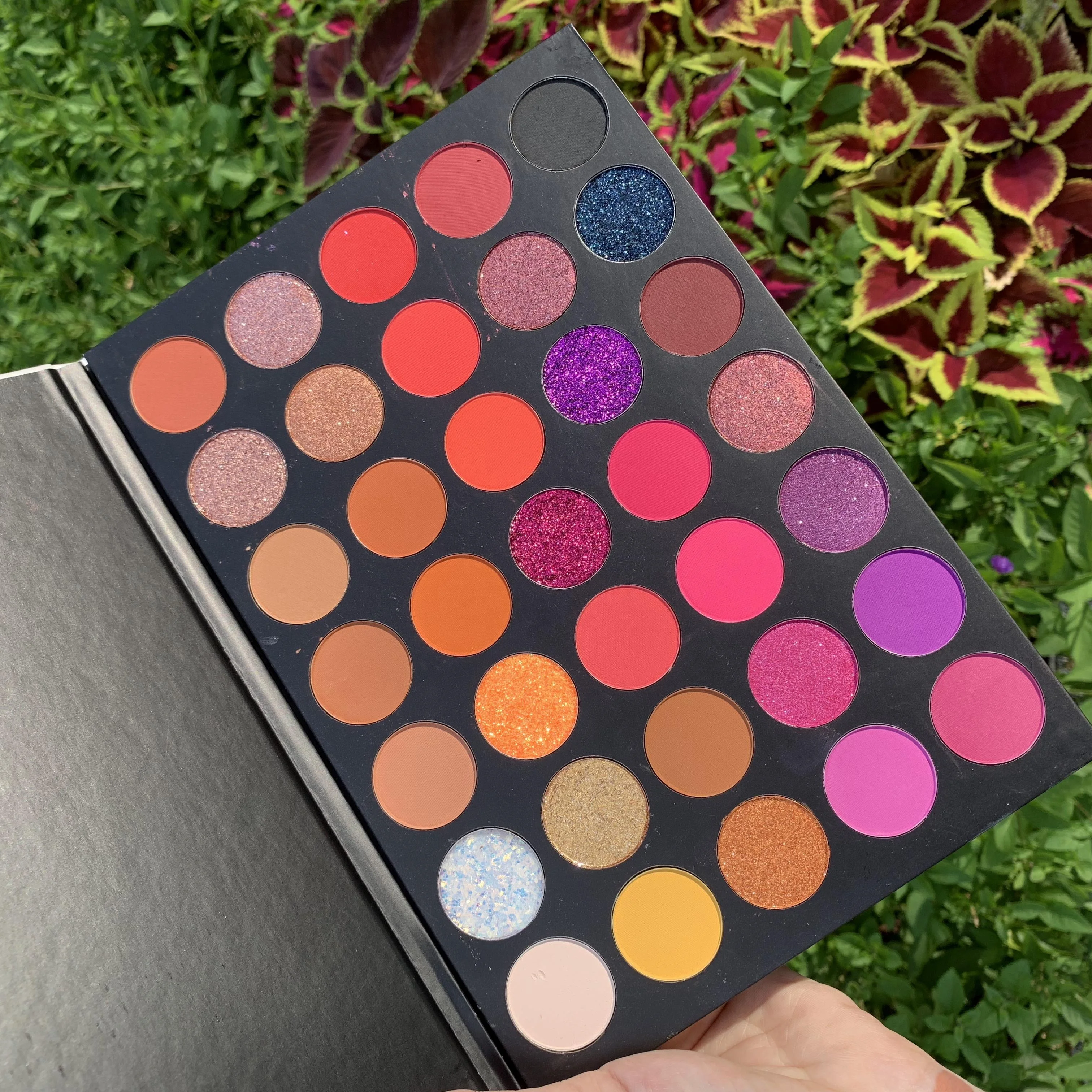 women eyeshadow custom logo shimmer eye shadow palette matte eye shadow wholesale
women eyeshadow custom logo shimmer eye shadow palette matte eye shadow wholesale