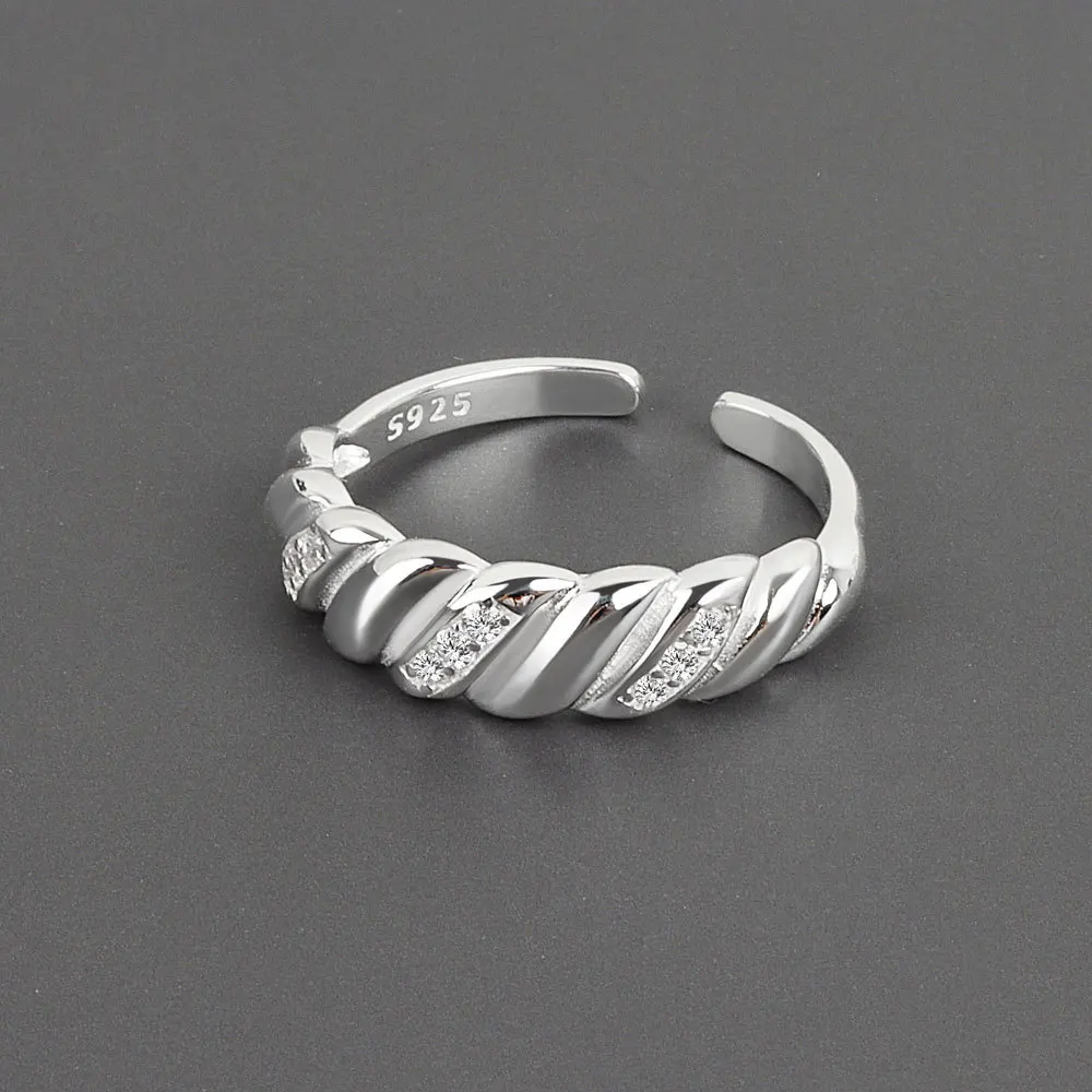 Amazon Best Selling S925 Plated Crystal Twisted Adjustable Rings Bling Bling CZ Croissant Open Rings For Girl Fashion Jewelry
Amazon Best Selling S925 Plated Crystal Twisted Adjustable Rings Bling Bling CZ Croissant Open Rings For Girl Fashion Jewelry