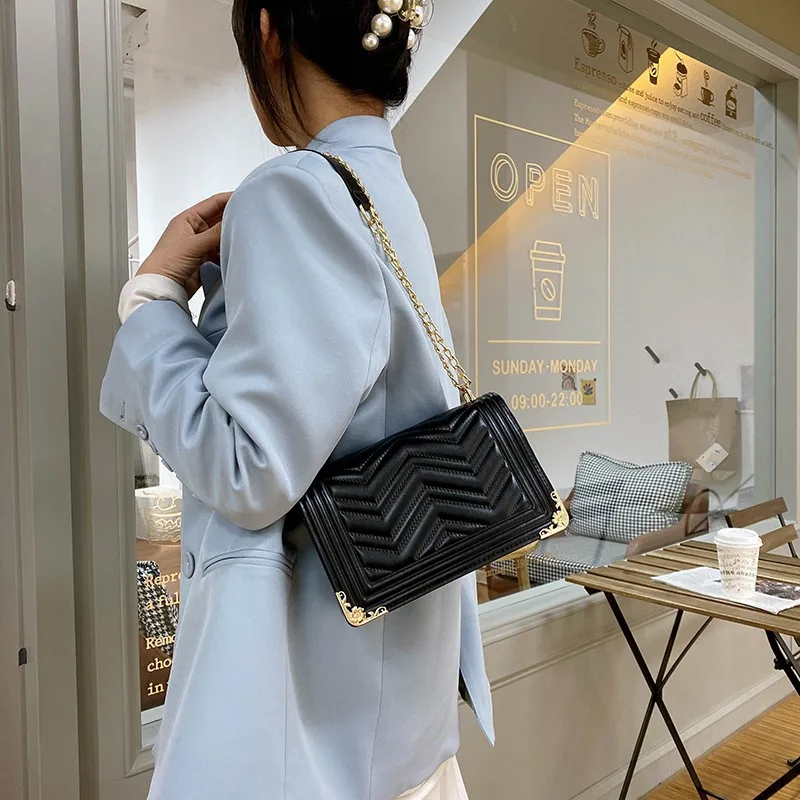2021 high quality quilted sewing designer bag shoulder handbag from China Fashion PU Leather Crossbody v pattern women handbag
2021 high quality quilted sewing designer bag shoulder handbag from China Fashion PU Leather Crossbody v pattern women handbag