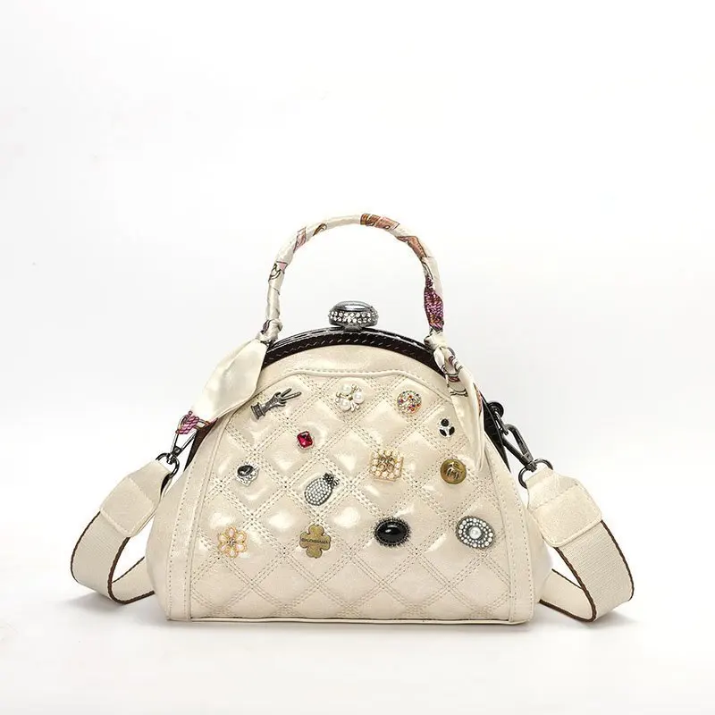 2022 Trendy Fashion vintage diamond Ladies Lingge Rivet Bag 2022 New Trendy Shoulder Messenger Bag
2022 Trendy Fashion vintage diamond Ladies Lingge Rivet Bag 2022 New Trendy Shoulder Messenger Bag