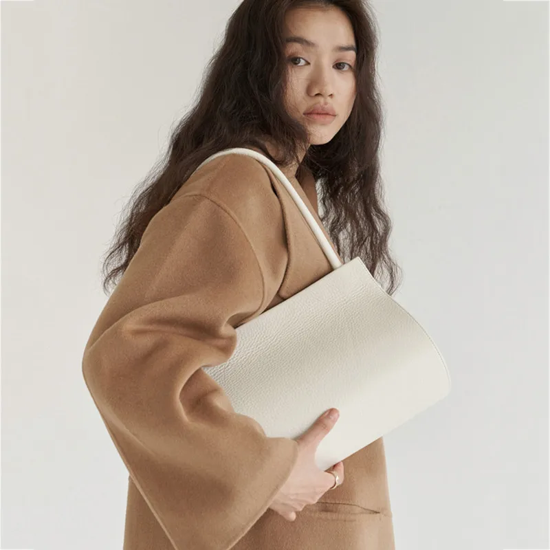 High-end Niche Hand-held Temperament Design Bag Female 2021 Autumn And Winter New Retro Wild Simple Underarm Bag
High-end Niche Hand-held Temperament Design Bag Female 2021 Autumn And Winter New Retro Wild Simple Underarm Bag