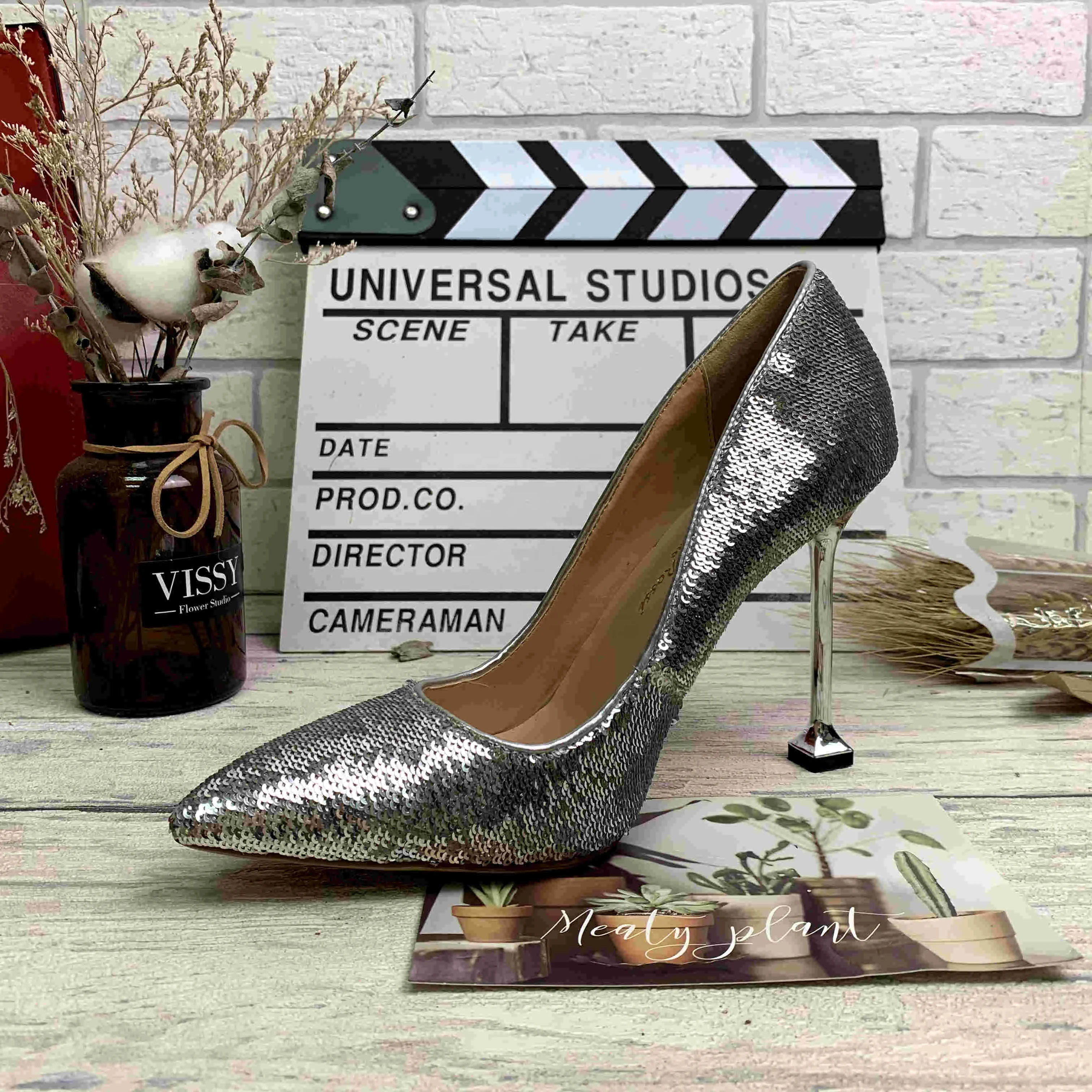 2021 spring new sequin upper pointed stiletto high heel women's shoes European and American large size wholesale, Black gold silver
2021 spring new sequin upper pointed stiletto high heel women's shoes European and American large size wholesale, Black gold silver