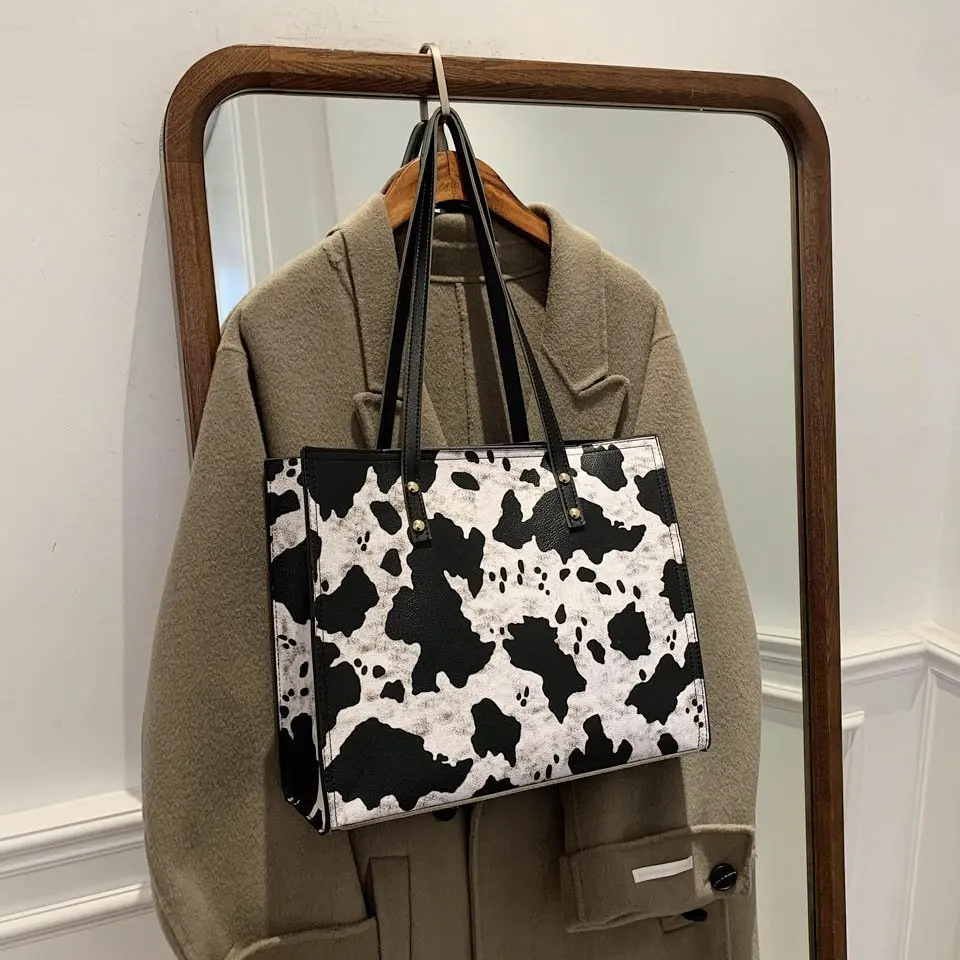 The new 2021 fashion versatile one-shoulder diagonal hand bag for women, 3 colors
The new 2021 fashion versatile one-shoulder diagonal hand bag for women, 3 colors