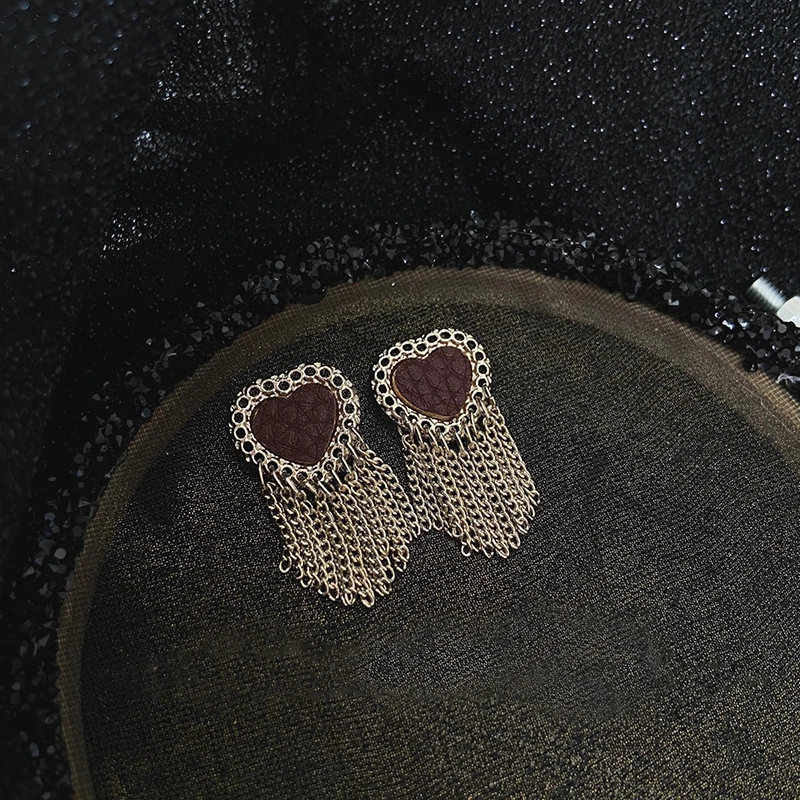 New Fashion Leather Heart Drop Earrings For Women Girls Elegant Metal Chain Tassel Boucle D'oreille Jewelry Gifts, Picture shows
New Fashion Leather Heart Drop Earrings For Women Girls Elegant Metal Chain Tassel Boucle D'oreille Jewelry Gifts, Picture shows