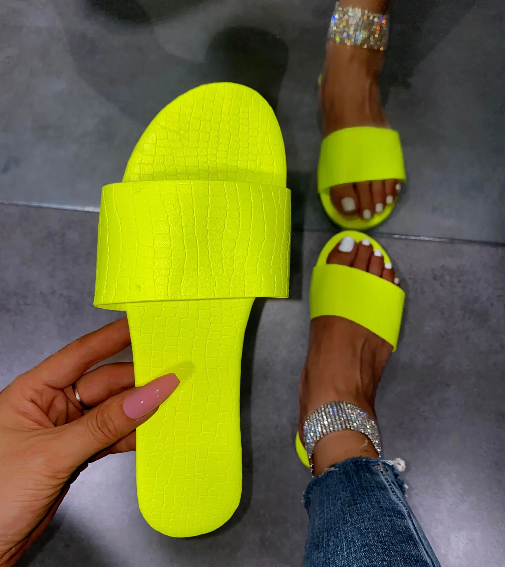 2021 Women's solid color sandals candy color slippers beach flat Wear-resistant sandals summer outdoor
2021 Women's solid color sandals candy color slippers beach flat Wear-resistant sandals summer outdoor