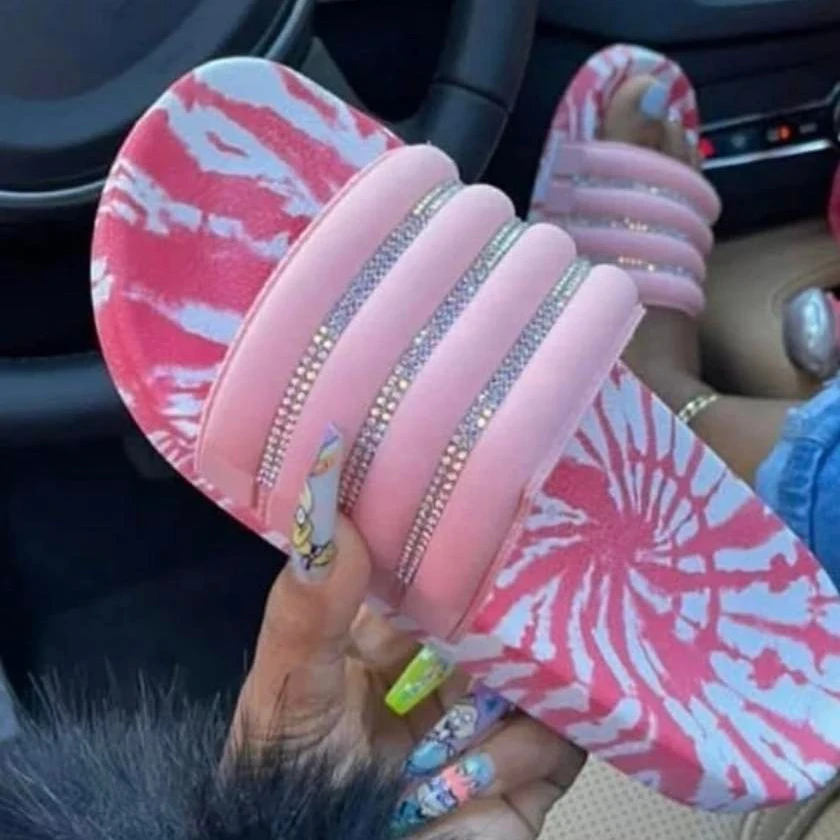 Large size thick bottom rhinestone print slippers women's 2022 summer slippers flash diamond beach sandals and slippers, Picture shows
Large size thick bottom rhinestone print slippers women's 2022 summer slippers flash diamond beach sandals and slippers, Picture shows