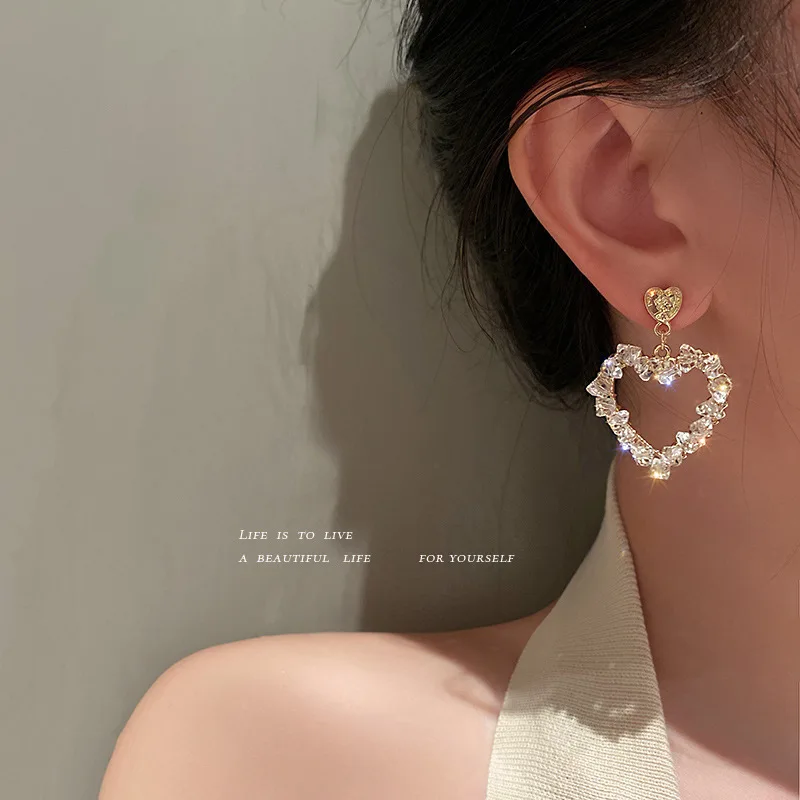 Fashion Hot Sale Ins S925 Needle Hollow Diamond Heart Earrings Gold Color Crystal Heart Stud Earrings For Women Girls
Fashion Hot Sale Ins S925 Needle Hollow Diamond Heart Earrings Gold Color Crystal Heart Stud Earrings For Women Girls