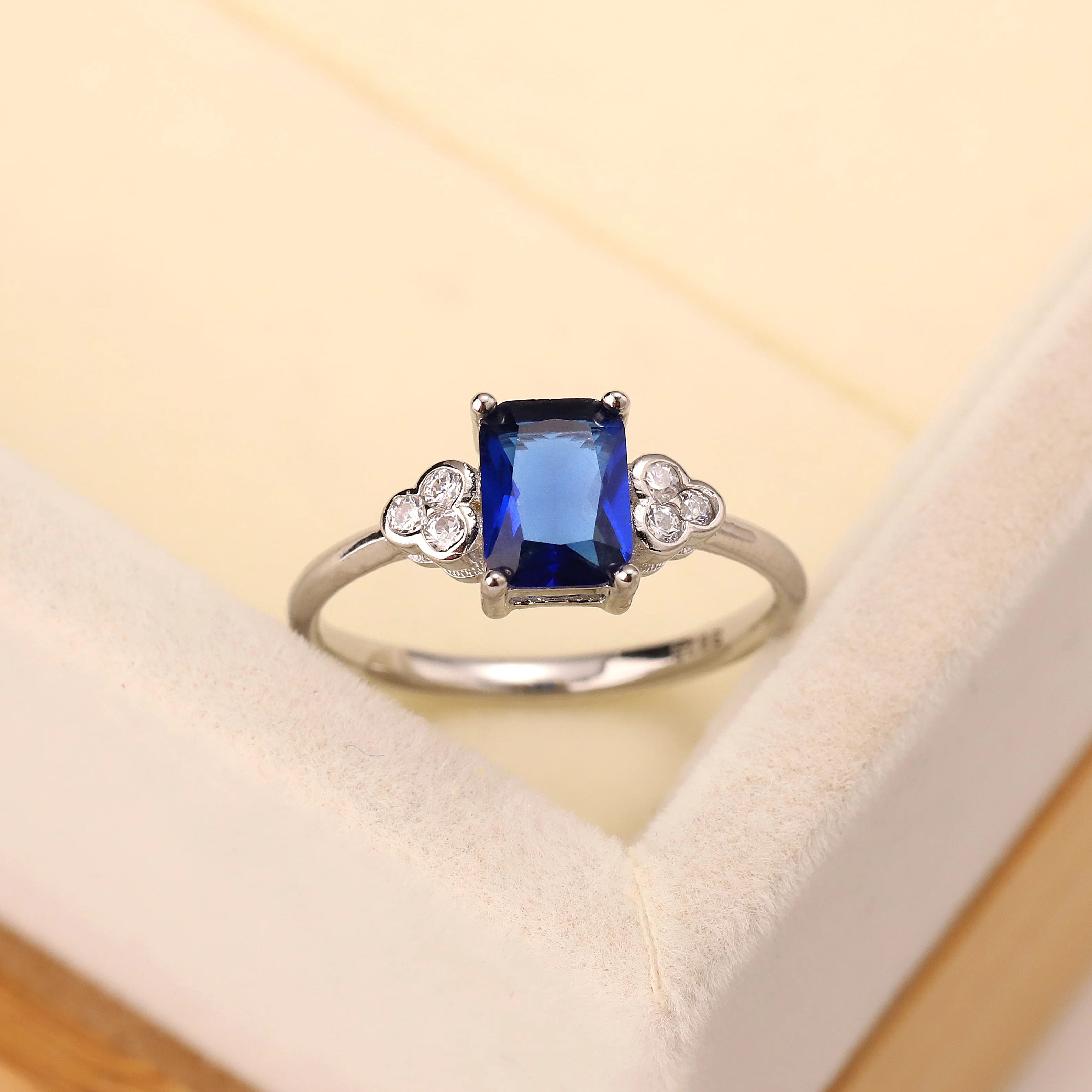 Best selling European and American fashion S925 Sterling Silver Blue Ring zircon lucky square crystal jewelry women's gift
Best selling European and American fashion S925 Sterling Silver Blue Ring zircon lucky square crystal jewelry women's gift