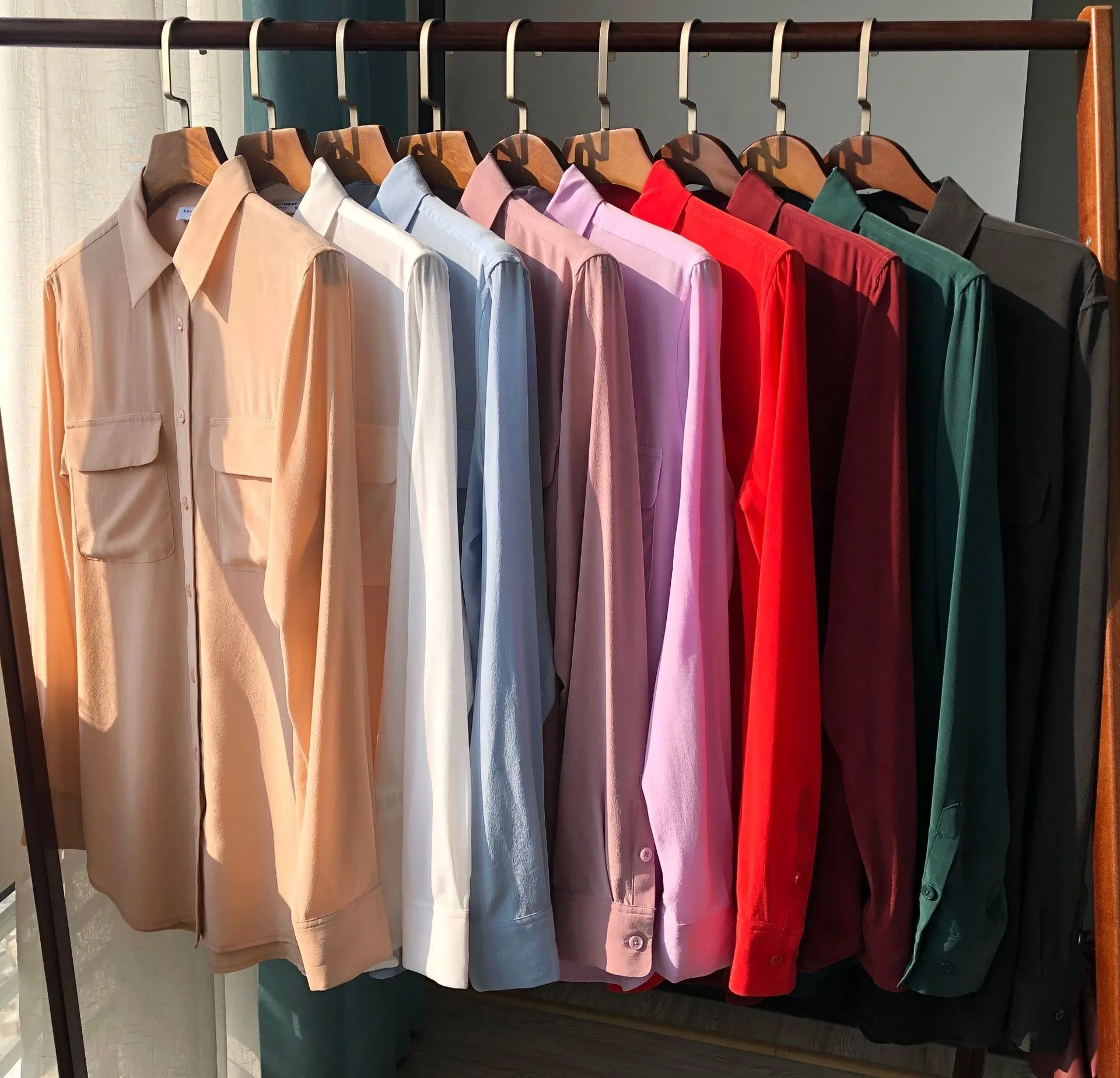 Shirt family soft glutinous heavy sand washed silk simple design classic double pocket long sleeve shirt silk 
Shirt family soft glutinous heavy sand washed silk simple design classic double pocket long sleeve shirt silk
