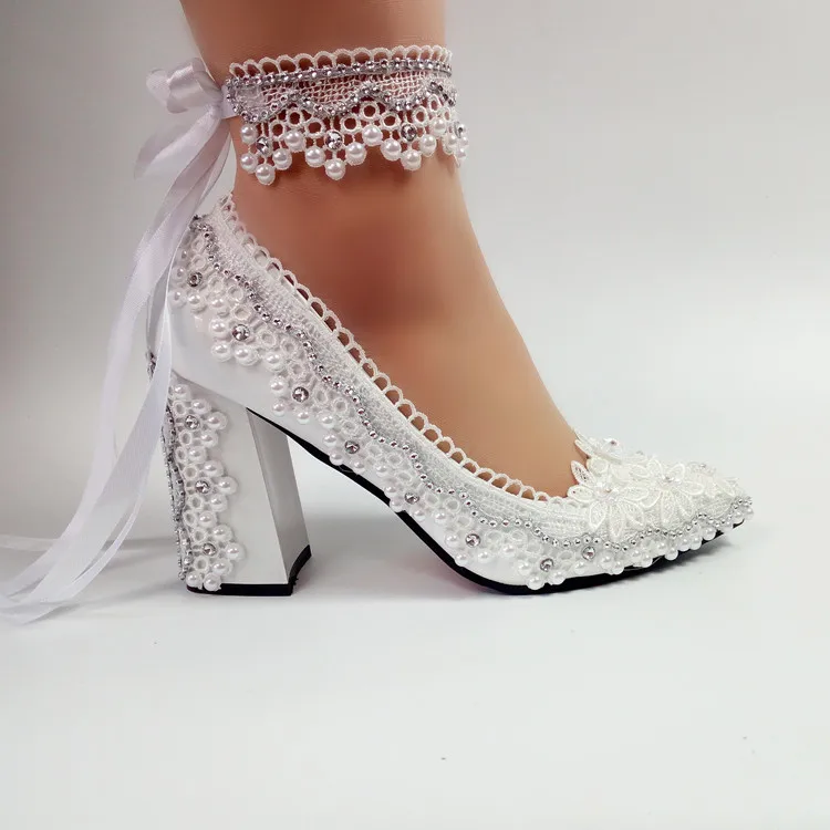 Top quality white color satin and lace women square heel bridal wedding shoes with pearls and diamonds MWSB30
Top quality white color satin and lace women square heel bridal wedding shoes with pearls and diamonds MWSB30