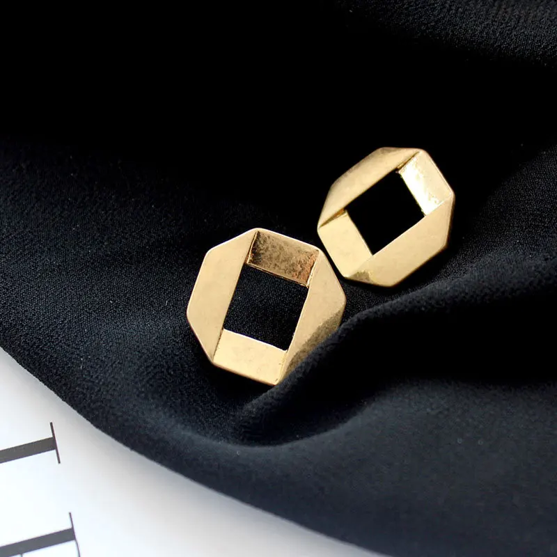 New Trendy Jewelry 18K Real Gold Tone Hollow Square Metal Stud Earrings Frosty Style Geometric Polygon Stud Earrings, Same as picture
New Trendy Jewelry 18K Real Gold Tone Hollow Square Metal Stud Earrings Frosty Style Geometric Polygon Stud Earrings, Same as picture