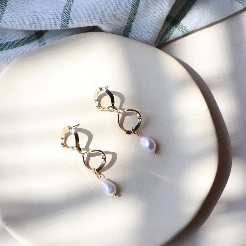 JUHU Wholesale female gold plated pearl earrings 2 circles shaped geometric drop earrings
JUHU Wholesale female gold plated pearl earrings 2 circles shaped geometric drop earrings