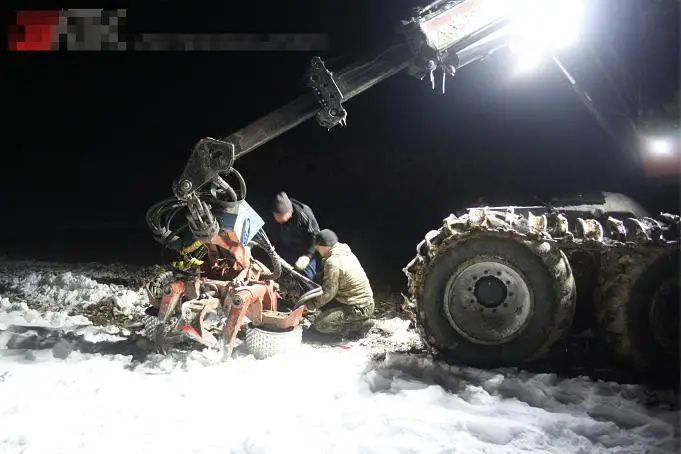 AURORA LED Light on heavy machine 01