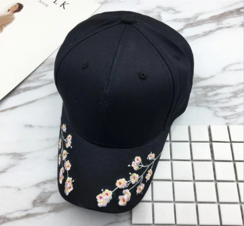Women Summer Hats Symmetrical Flower Embroidery Built-in insulation Knitted Hats Baseball Cap Adjustable
Women Summer Hats Symmetrical Flower Embroidery Built-in insulation Knitted Hats Baseball Cap Adjustable