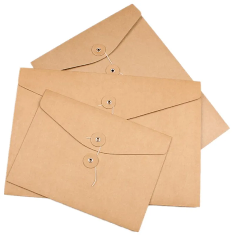 En gros fichier emballage enveloppe en papier kraft brun avec ficelle