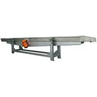 Low noise and large output vibrating conveyor for construction