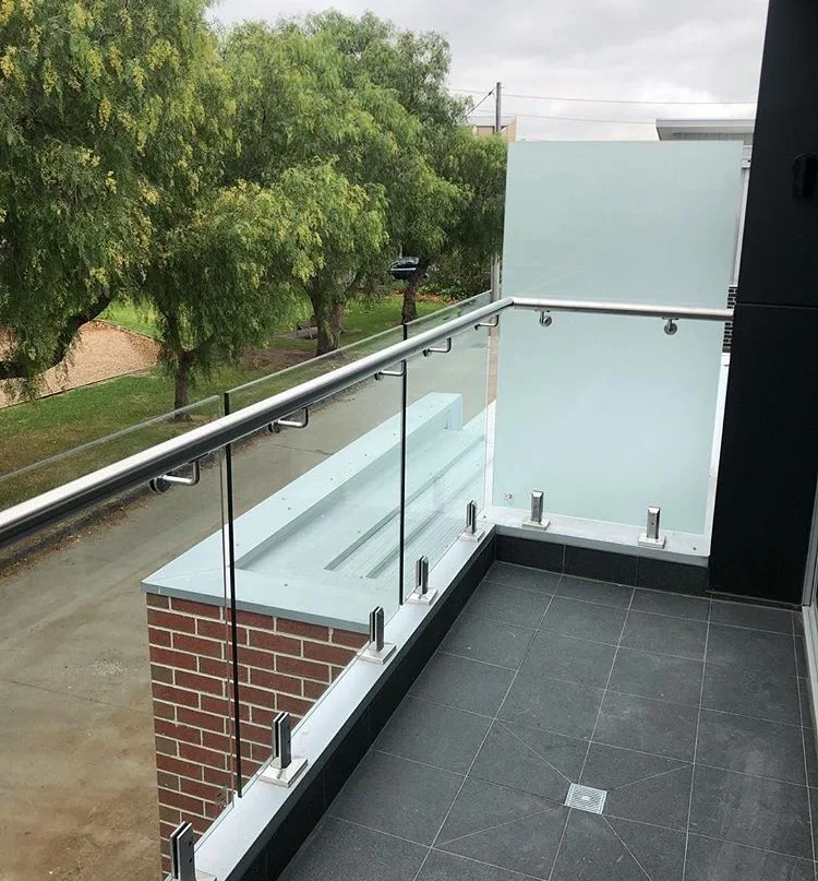 baranda en acero inox idable y vidrio laminadoBarandillas