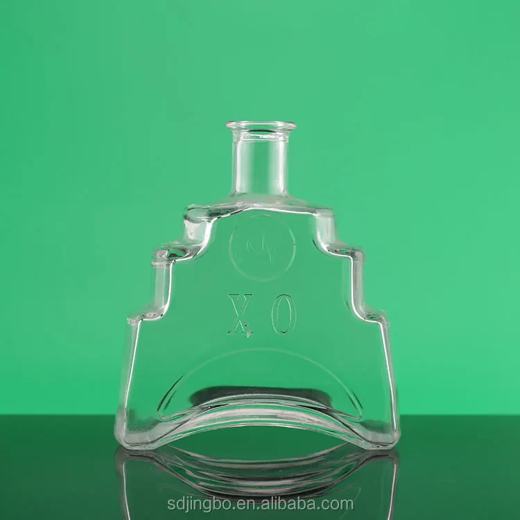 En forma de pirámide botella de vidrio de 750 ml de whisky