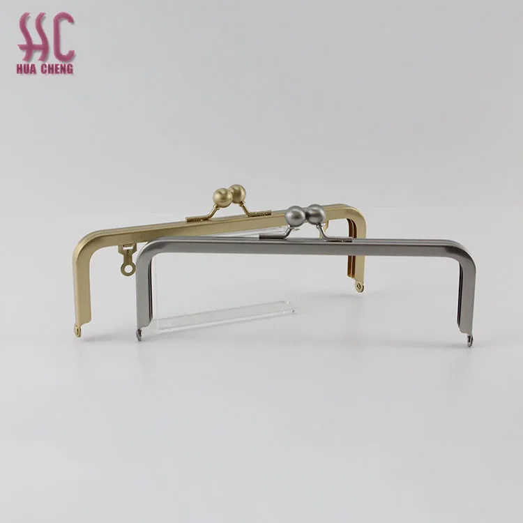 20x7.5cm size Clutch Purse Metal Frame and Europe most popular metal purse frame metal, Brushed gold, silver other color is available.
20x7.5cm size Clutch Purse Metal Frame and Europe most popular metal purse frame metal, Brushed gold, silver other color is available.