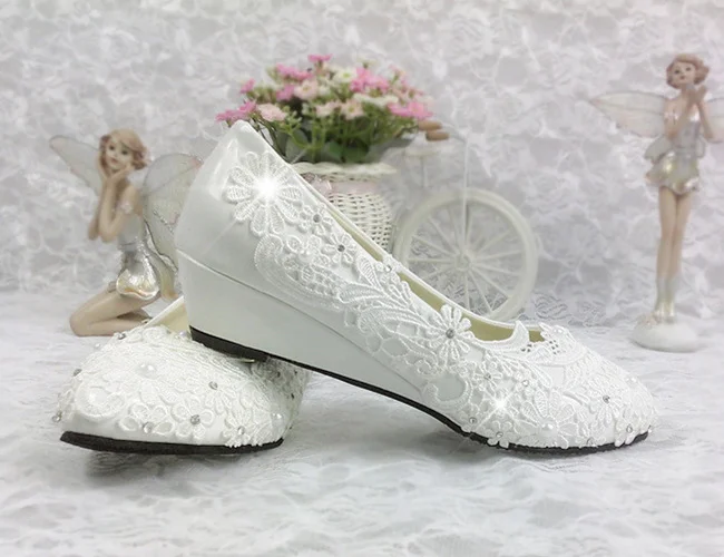 Top quality 3cm heel white color lace women low heel bridal shoes wedding shoes with little crystal MWSB18
Top quality 3cm heel white color lace women low heel bridal shoes wedding shoes with little crystal MWSB18