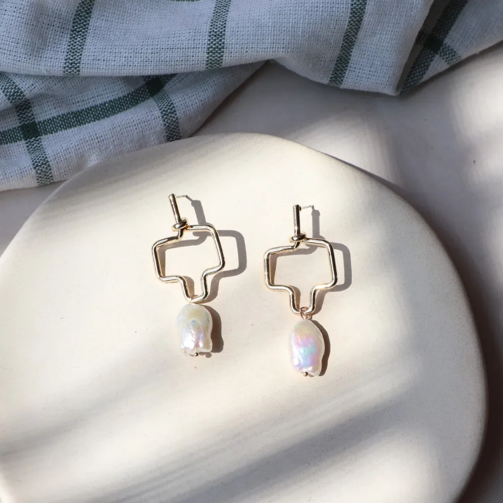 JUHU Wholesale female gold plated pearl earrings rectangle shaped geometric drop earrings
JUHU Wholesale female gold plated pearl earrings rectangle shaped geometric drop earrings