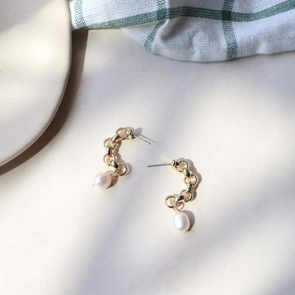 JUHU Wholesale female gold plated pearl chain earrings moon shaped geometric stud earrings
JUHU Wholesale female gold plated pearl chain earrings moon shaped geometric stud earrings