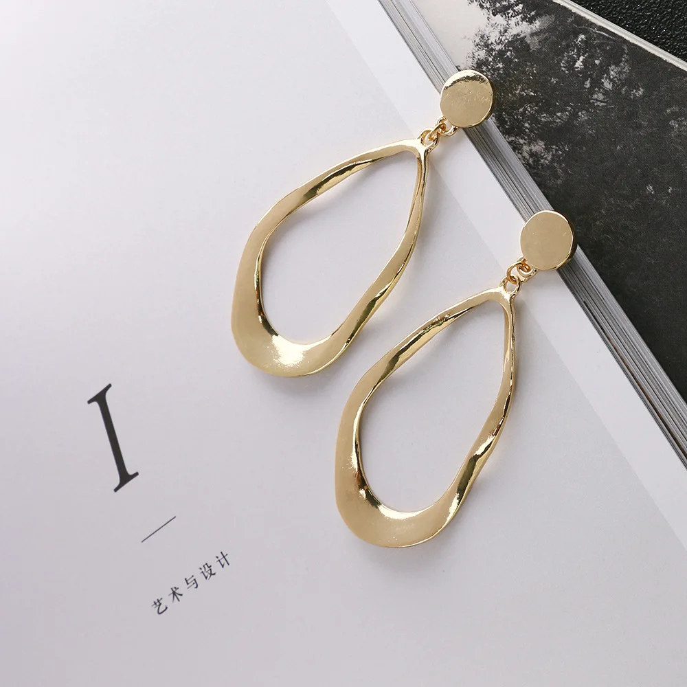 Women Chic 18K Gold Plated Geometric Alloy Dangle Earring Hollow Gold Tone Irregular Drop Earring
Women Chic 18K Gold Plated Geometric Alloy Dangle Earring Hollow Gold Tone Irregular Drop Earring