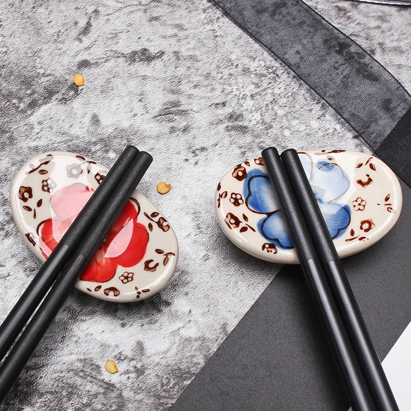 High quality factory stocked porcelain rest red/blue plum blossom pattern ceramic chopsticks holder
High quality factory stocked porcelain rest red/blue plum blossom pattern ceramic chopsticks holder