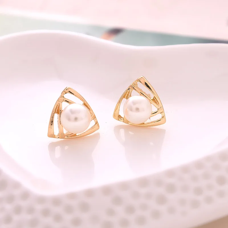 Simple temperament gold metal triangular earrings hollow out ear nails beauty pearl earrings
Simple temperament gold metal triangular earrings hollow out ear nails beauty pearl earrings