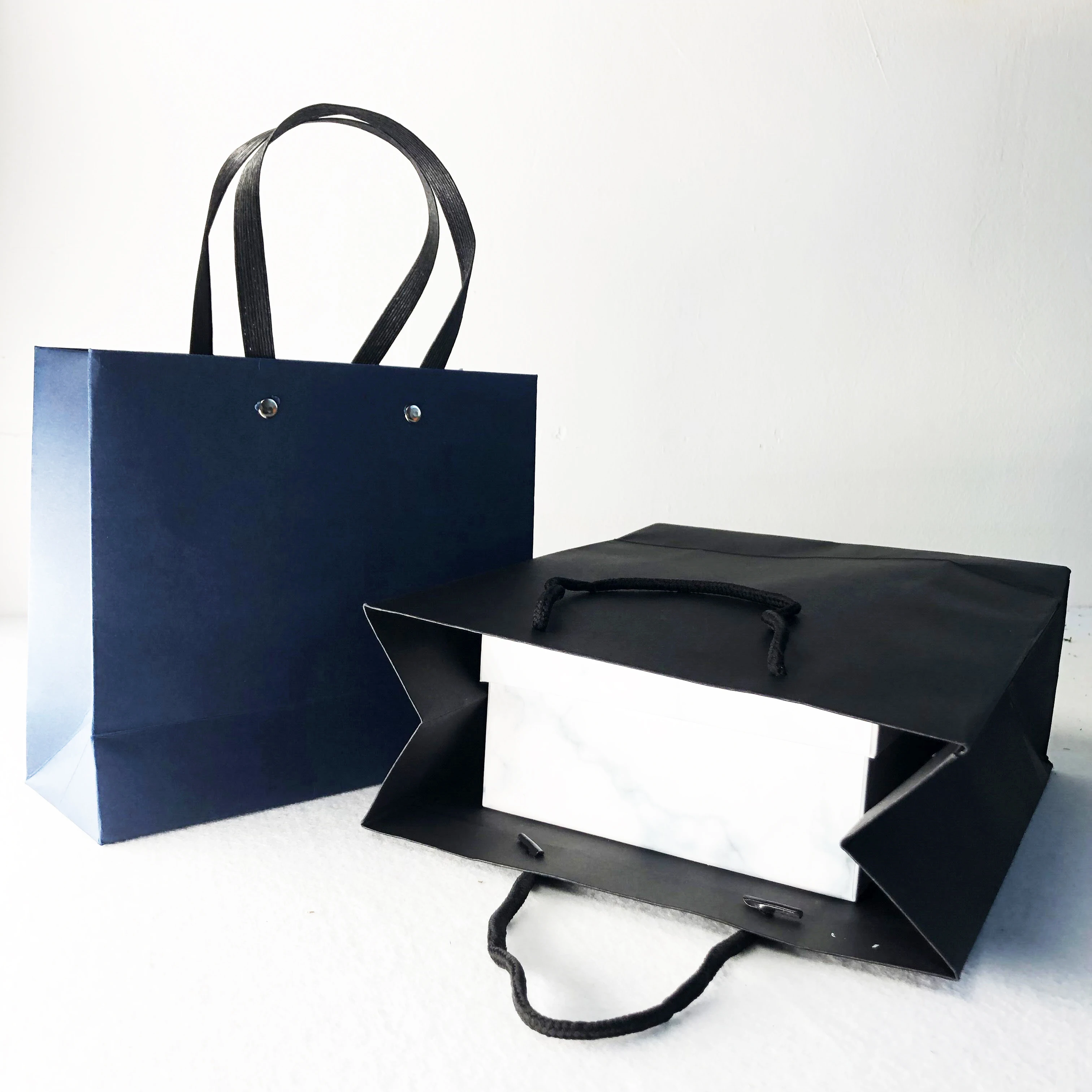 Custom plain matt black paper luxury gift shopping paper bag with logo printing, Cmyk
Custom plain matt black paper luxury gift shopping paper bag with logo printing, Cmyk