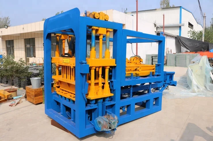 GiantLin QT4-18 automatic hydraulic concrete cement hollow block making machine Philippines 3.jpg