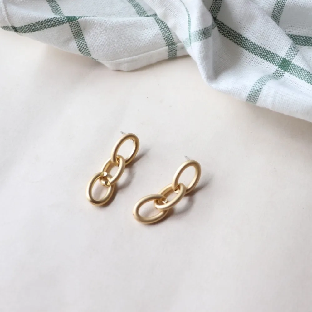 Juhu 2019 New Selling plated gold Metal Alloy Stud Earrings For Women wholesale chain shape Jewelry
Juhu 2019 New Selling plated gold Metal Alloy Stud Earrings For Women wholesale chain shape Jewelry