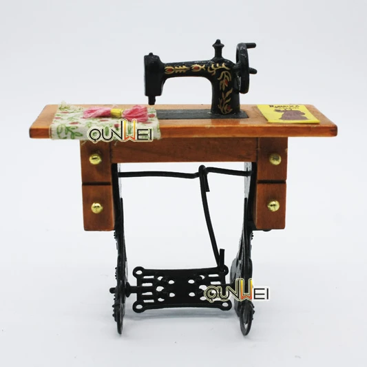 Dollhouse Miniatures Móveis Máquina de Costura Vintage, Queda de Recepção