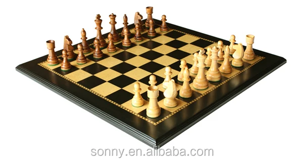 um homem reorganiza uma peça em um tabuleiro de xadrez, um jogo de
