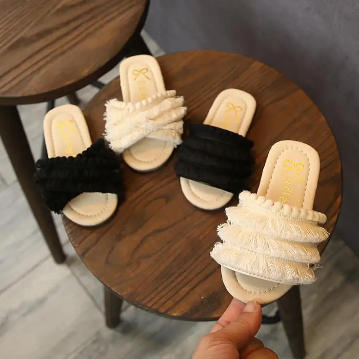 2019 Summer New Girls Slippers Fashion Fringed Beach Soft Bottom Little Girl Slippers Sandals, Black/white
2019 Summer New Girls Slippers Fashion Fringed Beach Soft Bottom Little Girl Slippers Sandals, Black/white