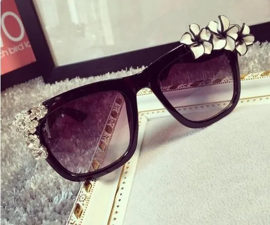 New Flower Rhinestone Decoration Sunglasses Women Vintage Shades Eyewear Sun glasses
New Flower Rhinestone Decoration Sunglasses Women Vintage Shades Eyewear Sun glasses