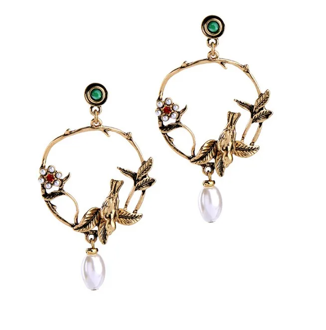 European and American retro elegant pearl flowers three-dimensional bird ear ornaments, earrings wholesale, Picture color
European and American retro elegant pearl flowers three-dimensional bird ear ornaments, earrings wholesale, Picture color