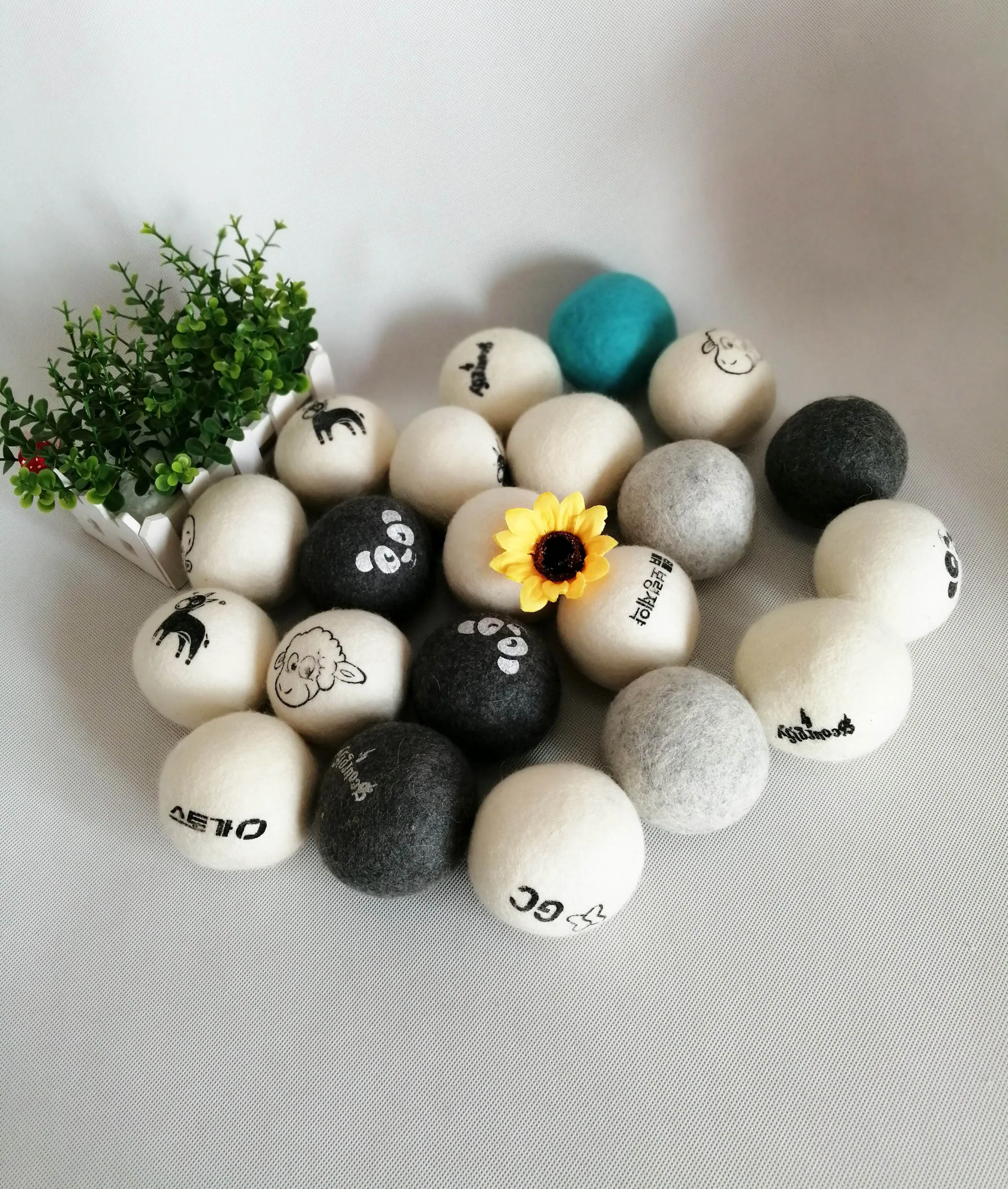 

wholesale free sample organic australia  wool dryer balls for laundry, White grey dark grey black