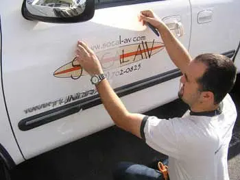 lettrage auto-adhésif de vinyle