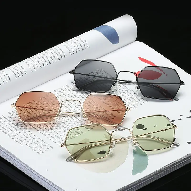 2021 Women Brand Designer Small Frame Polygon Clear Lens Sunglasses Men Vintage Sun Glasses Metal Frame
2021 Women Brand Designer Small Frame Polygon Clear Lens Sunglasses Men Vintage Sun Glasses Metal Frame